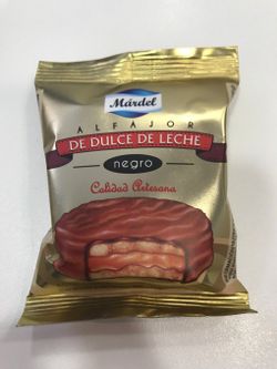 Alfajor de dulce de leche negro Márdel 1 unid.